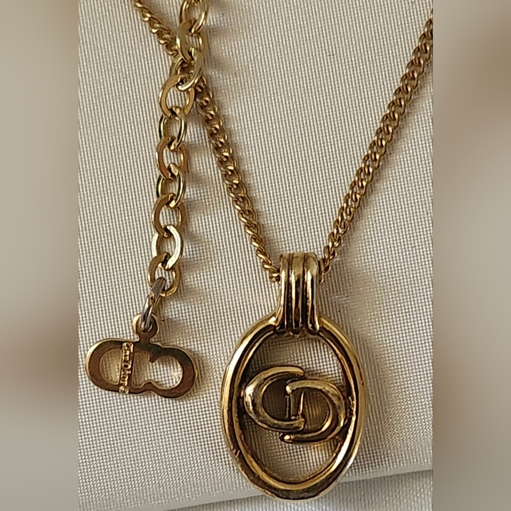 Elegant Gold Pendant Necklace